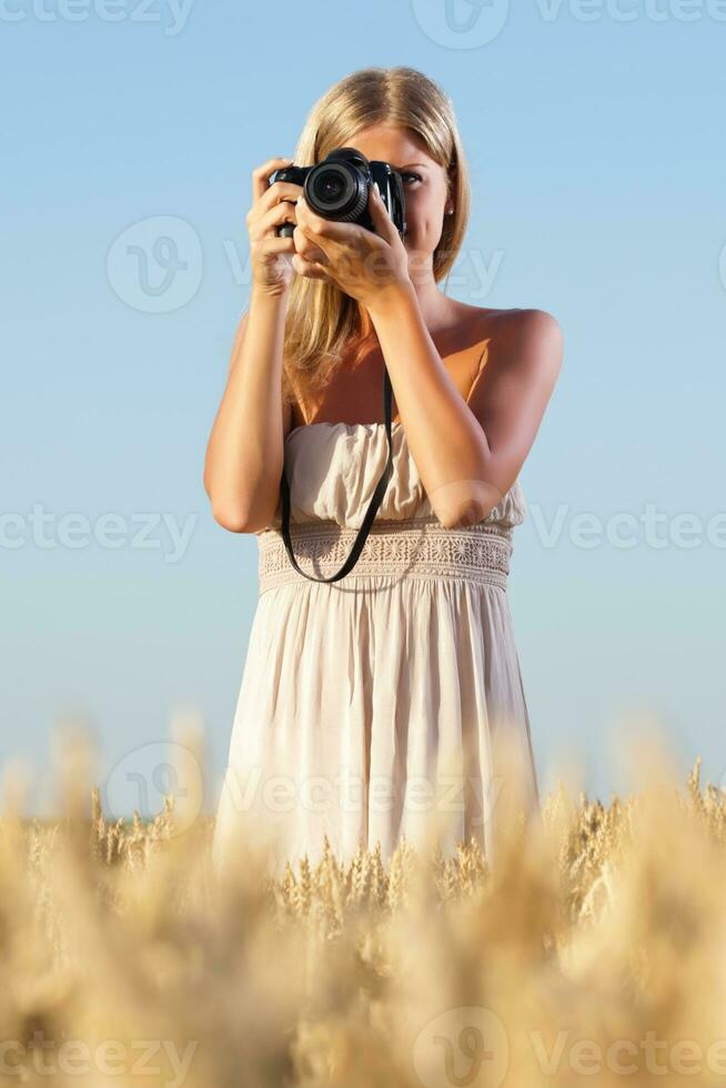 ein Frau im ein Weizen Feld foto