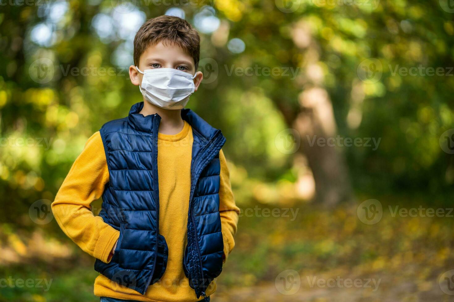 Porträt von ein Kind tragen ein Maske foto