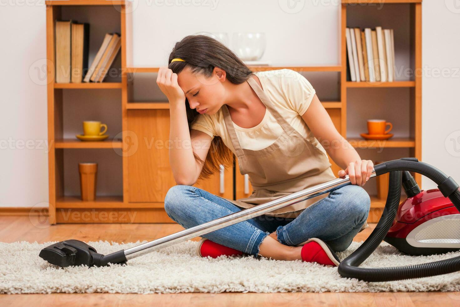 ein Frau Reinigung das Haus foto