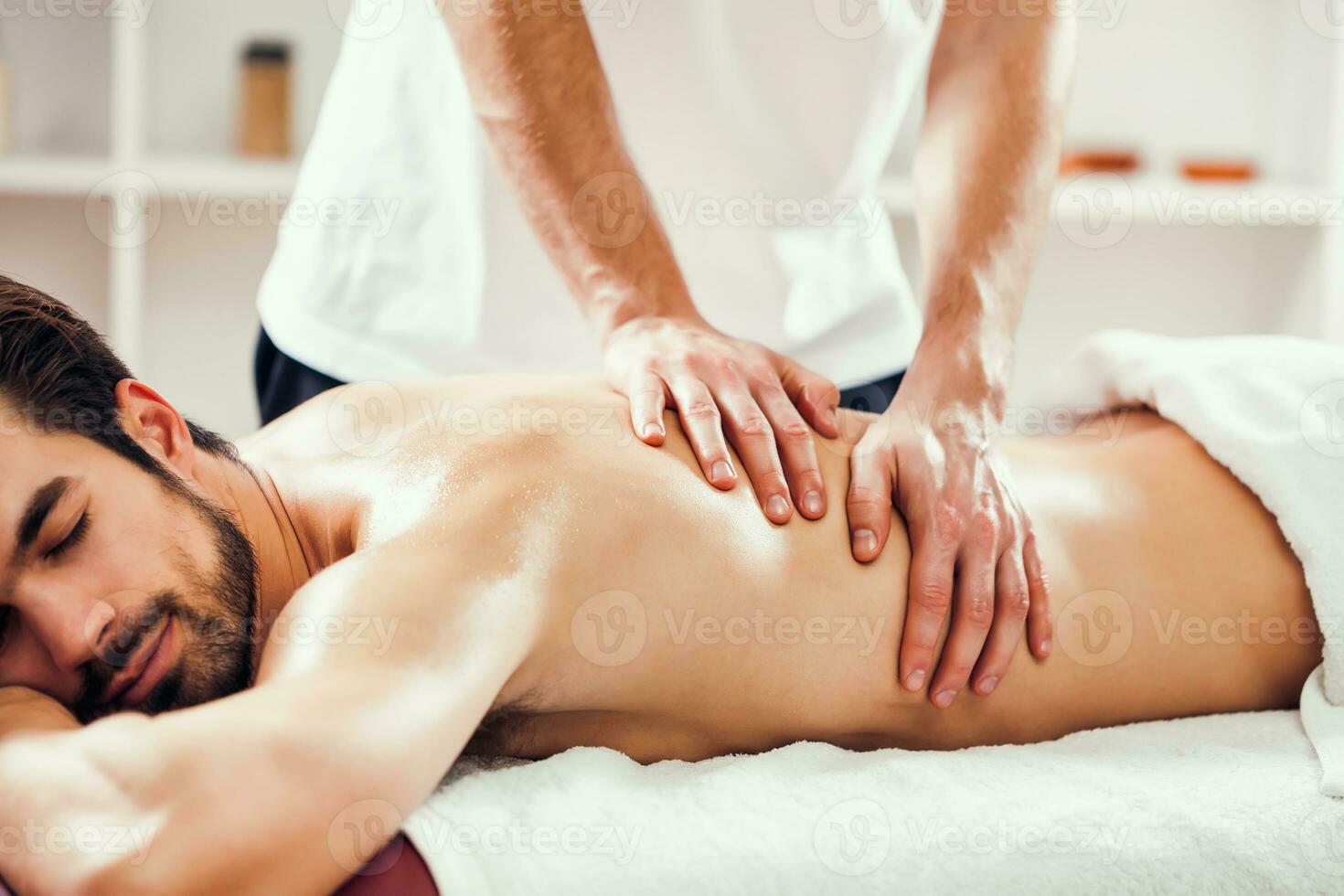 ein Mann bekommen ein Massage foto