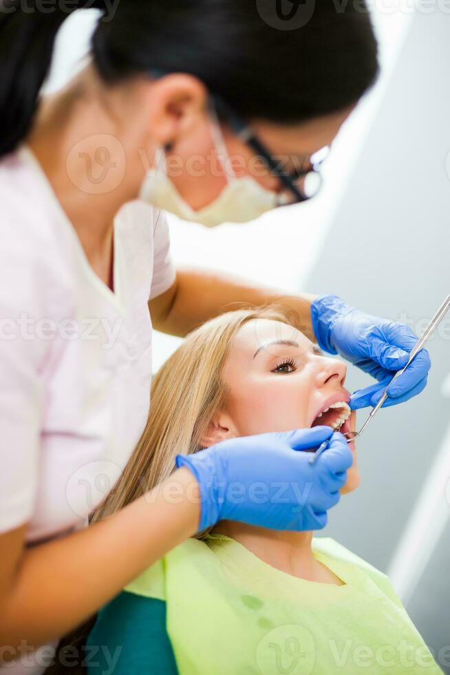 ein Frau beim das Zahnarzt foto