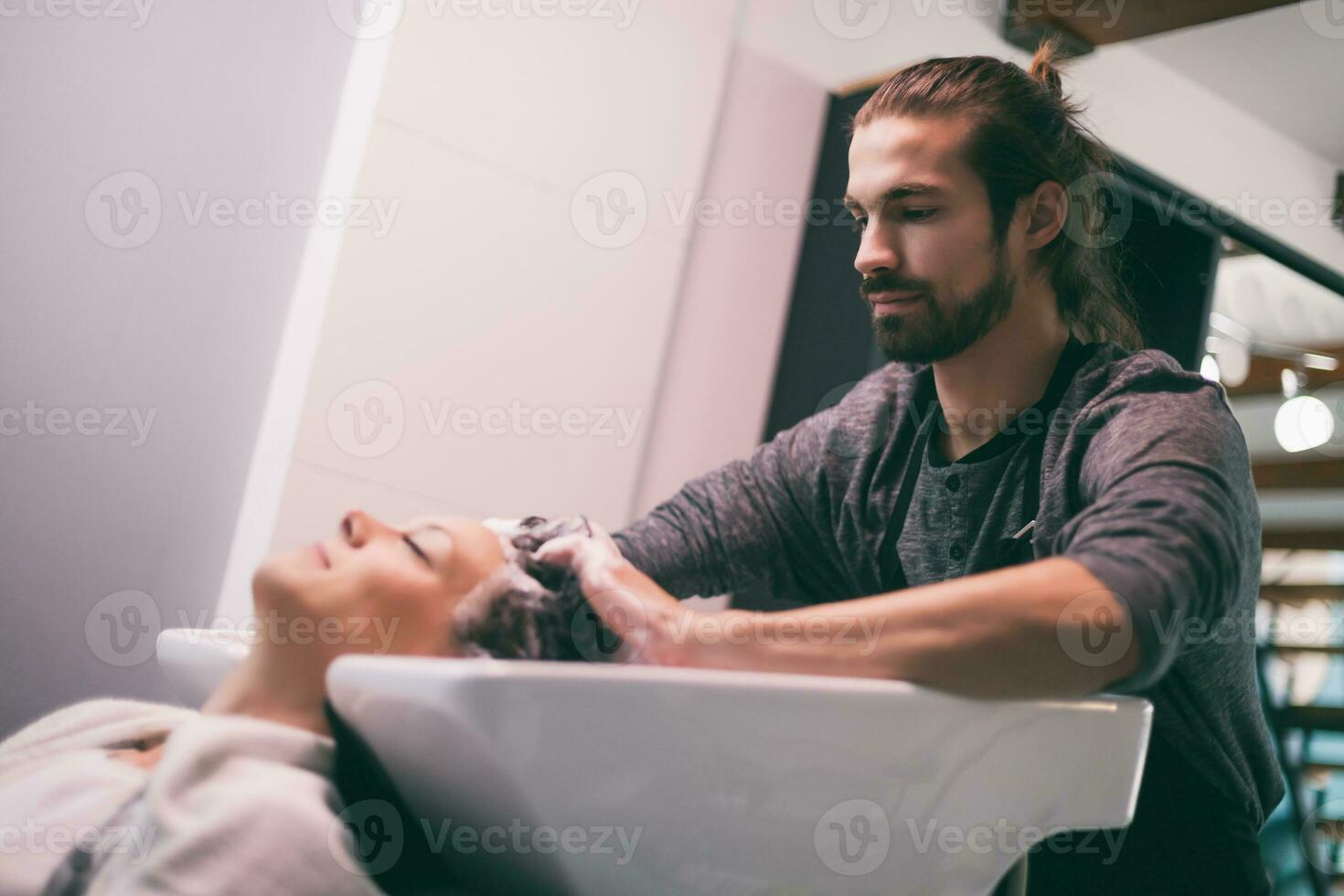 ein Frau beim ein Haar Salon foto