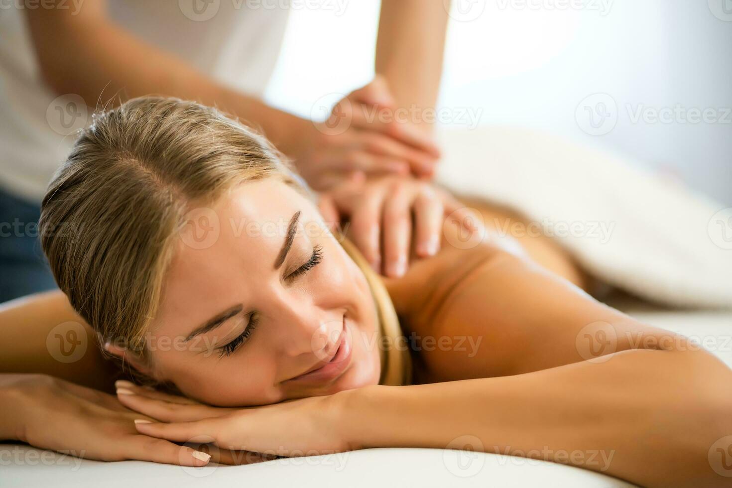 Frau genießt eine Rückenmassage foto