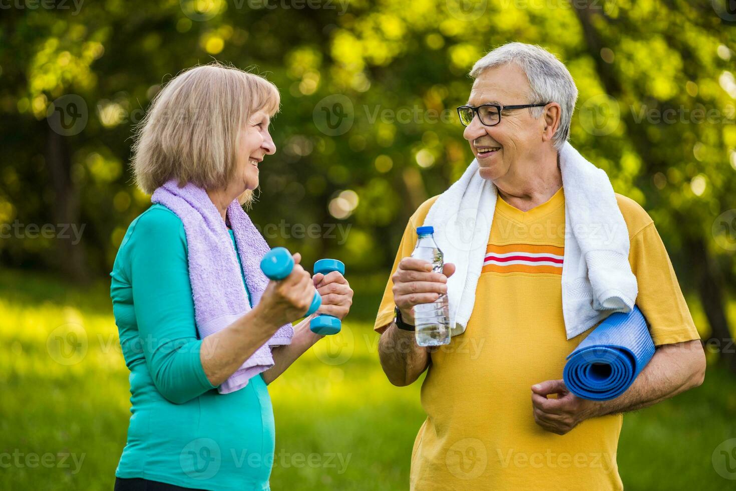 ein Senior Paar tun physisch Übungen foto