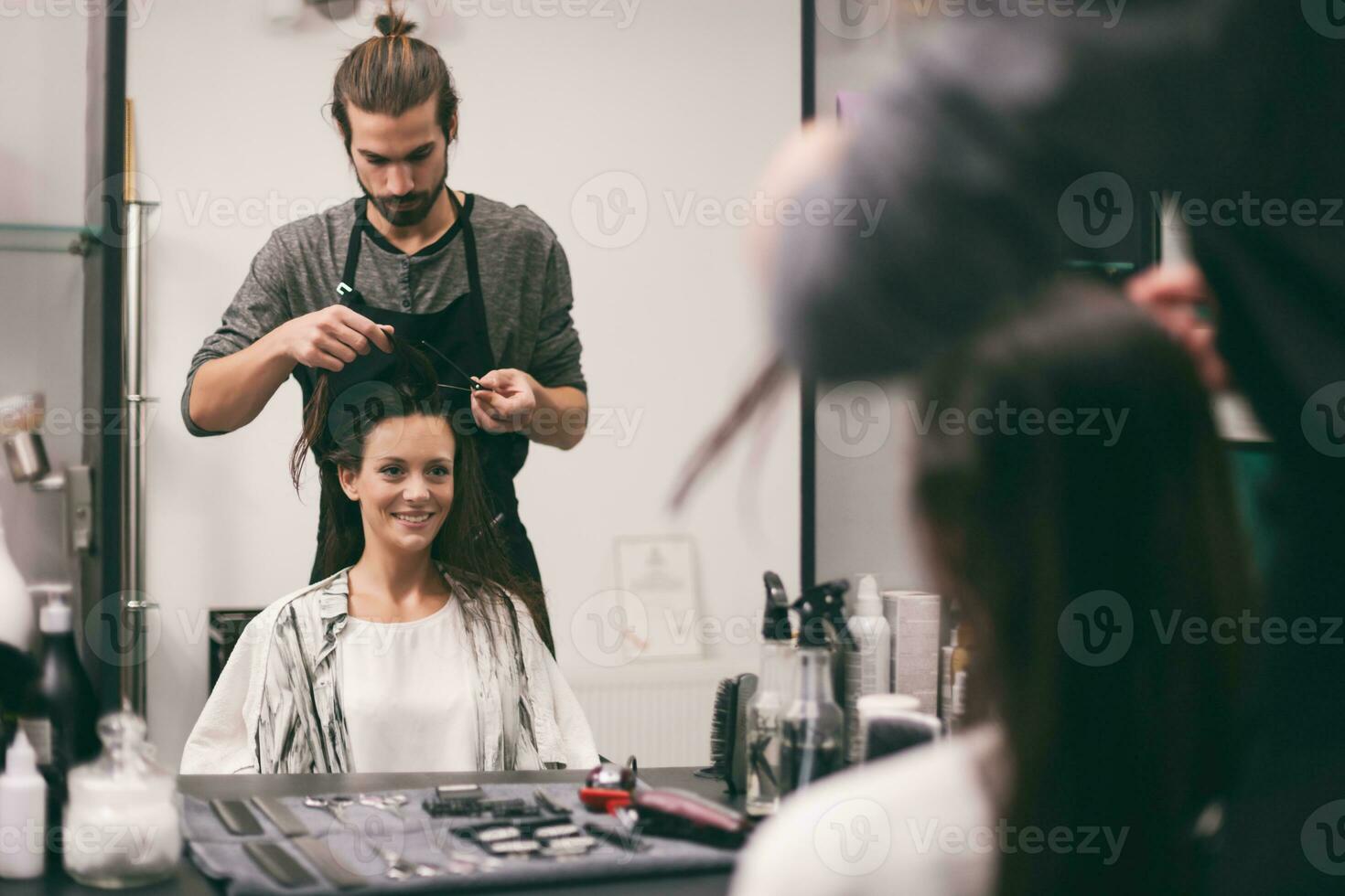 ein Frau beim ein Haar Salon foto