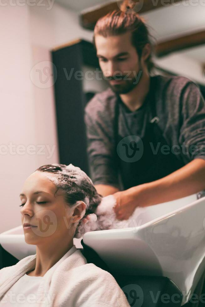 ein Frau beim ein Haar Salon foto