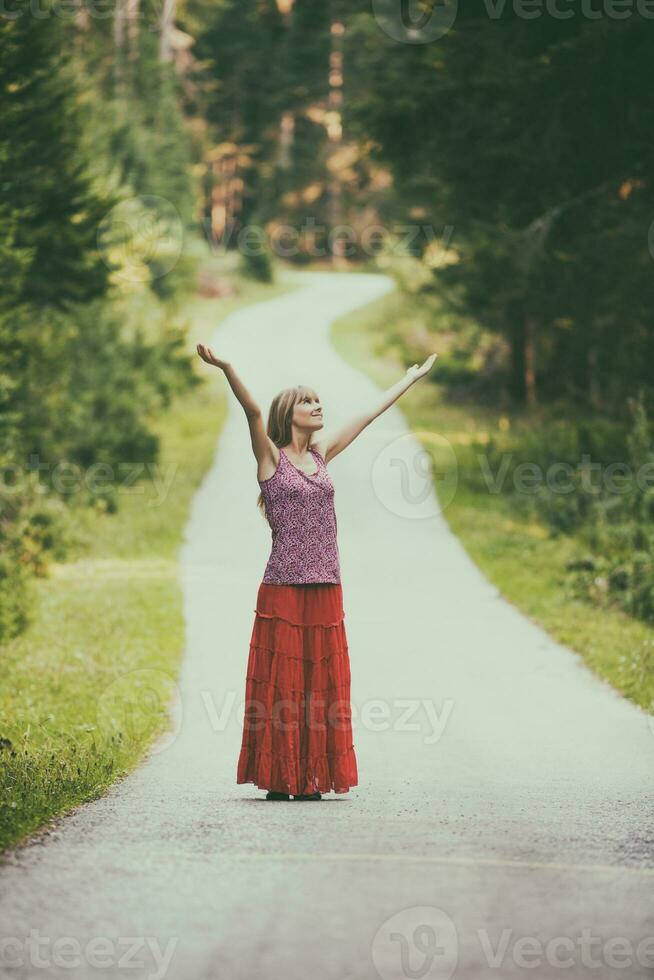 ein Frau Ausgaben Zeit draussen foto