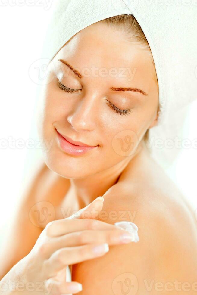 ein Frau nehmen Pflege von ihr Haut foto