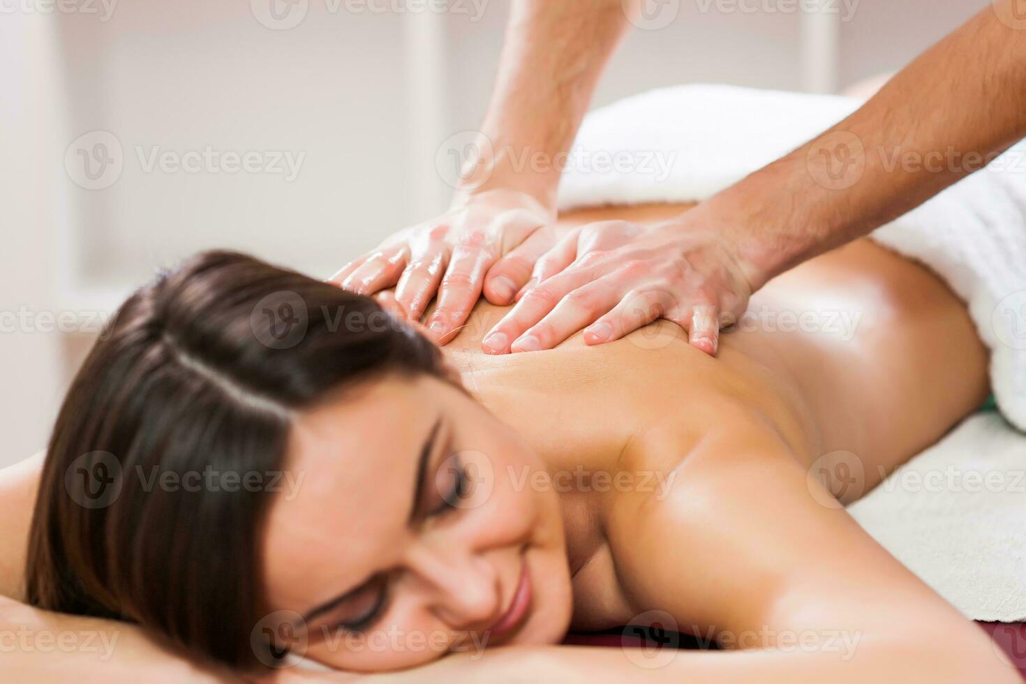 ein Frau haben ein Massage foto