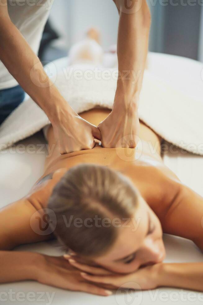 Frau genießt eine Rückenmassage foto