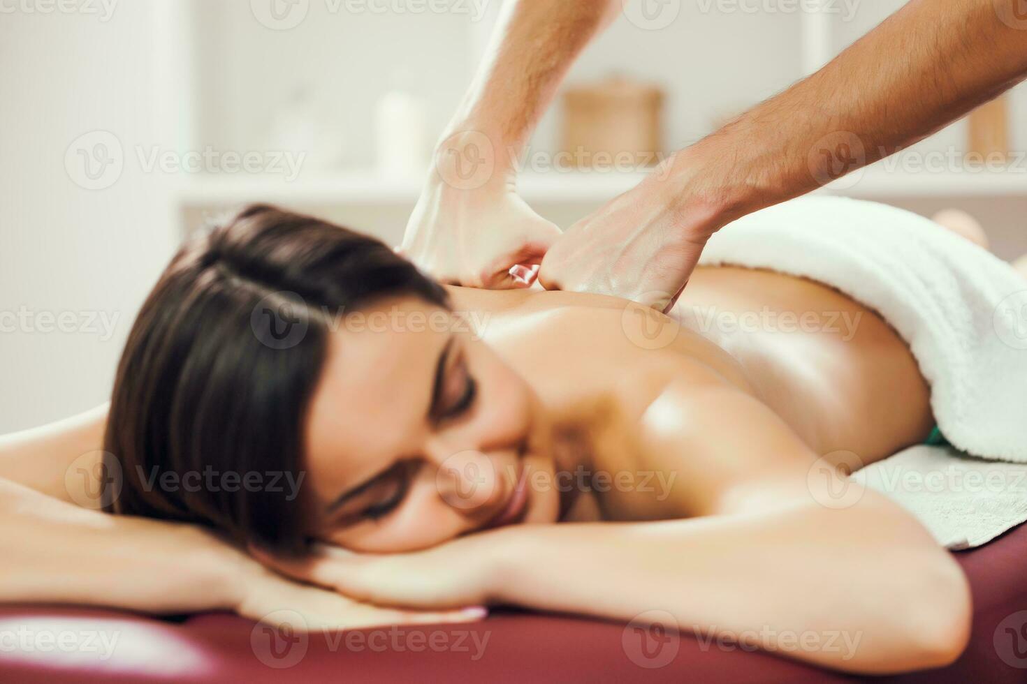 ein Frau haben ein Massage foto