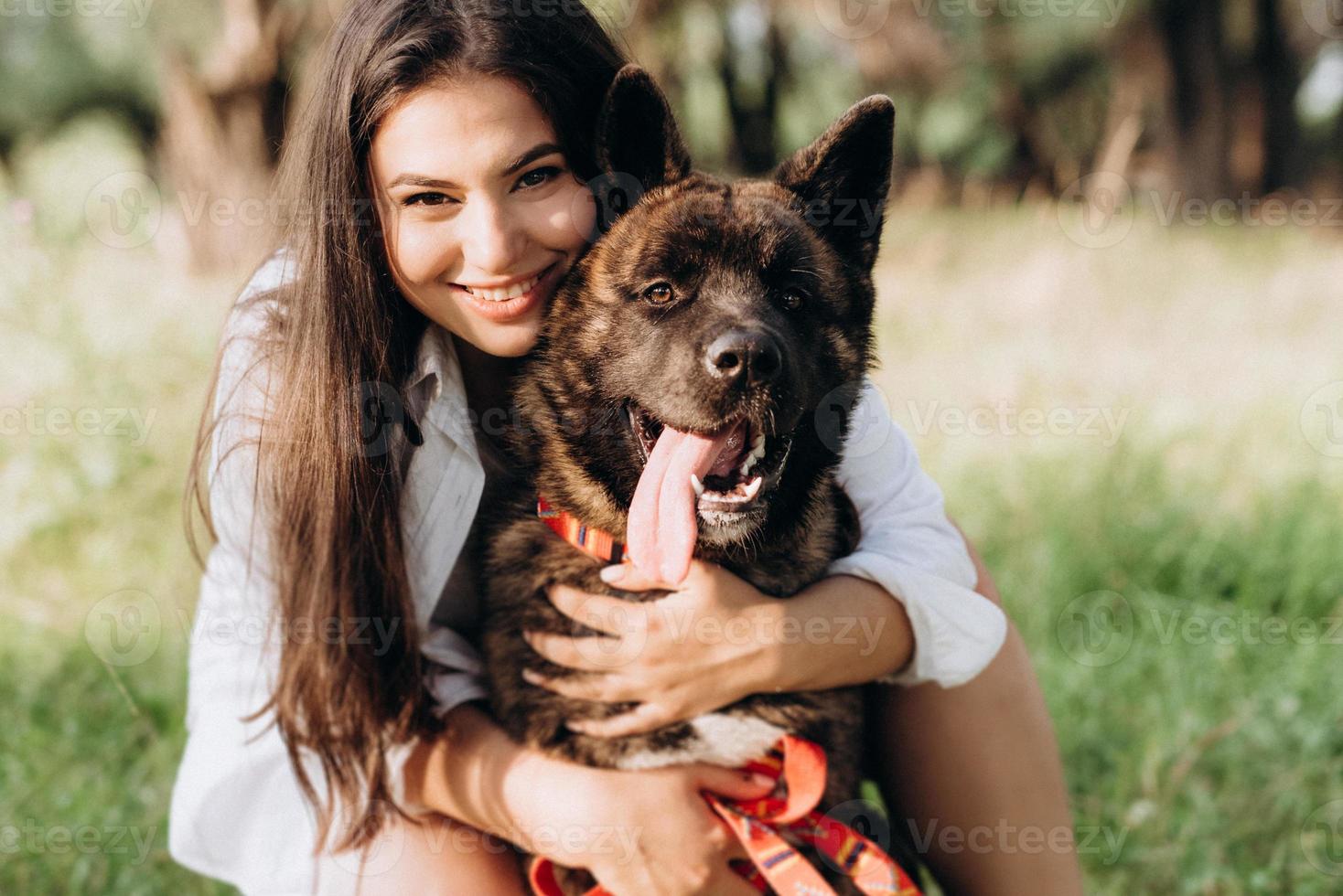 großer Hund für einen Spaziergang mit einem Mann und einem Mädchen foto