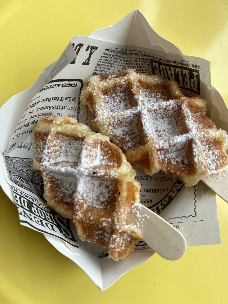 Köstlichkeiten Waffeln auf Tabelle foto