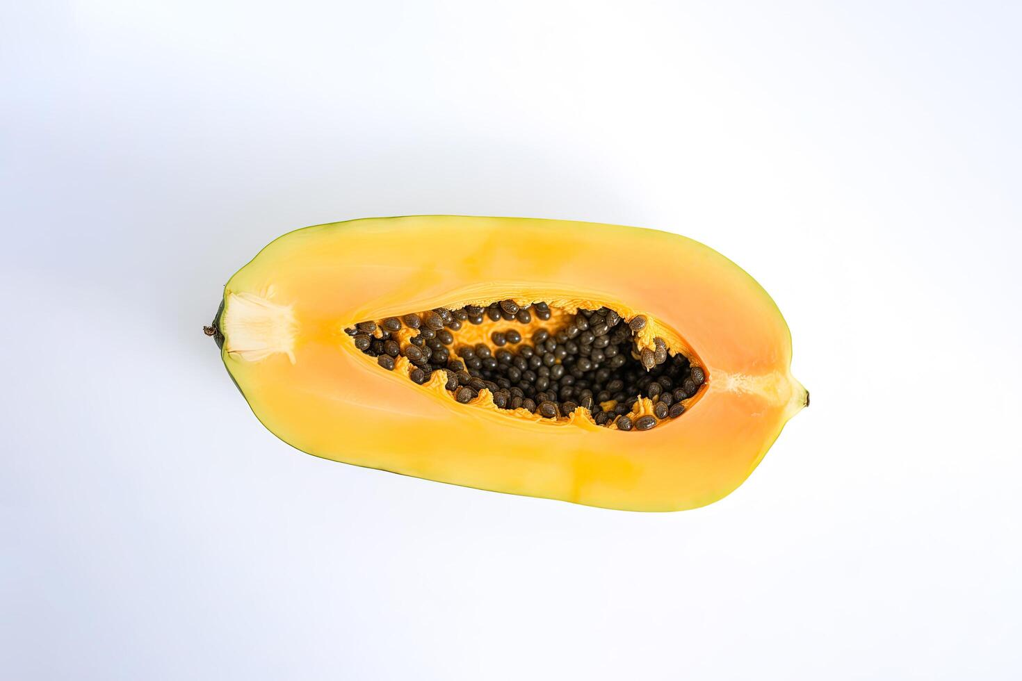 oben Aussicht frisch geschnitten Papaya Obst isoliert auf Weiß Hintergrund. ai generiert foto