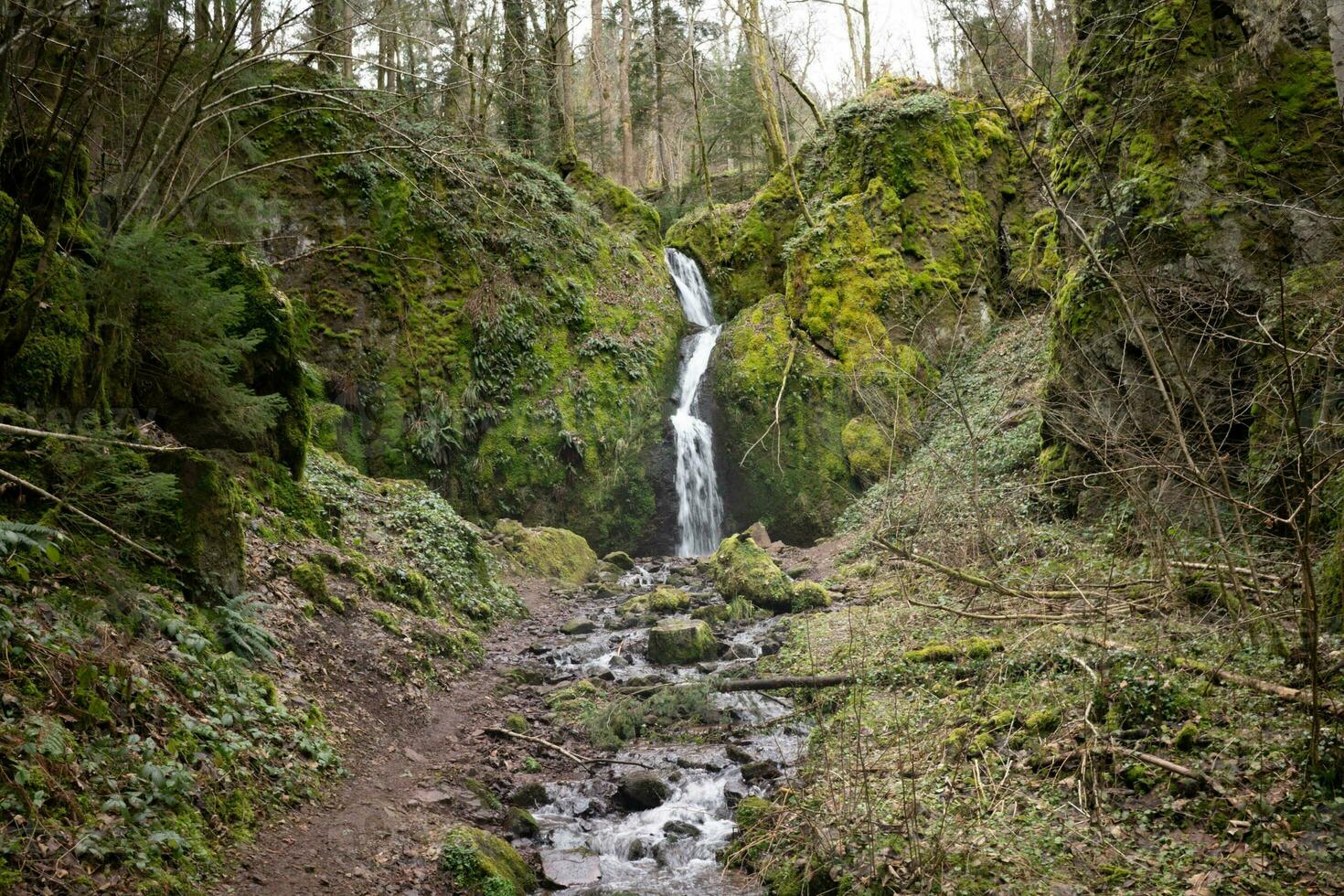 Wasserfall auf ein Wandern Weg foto