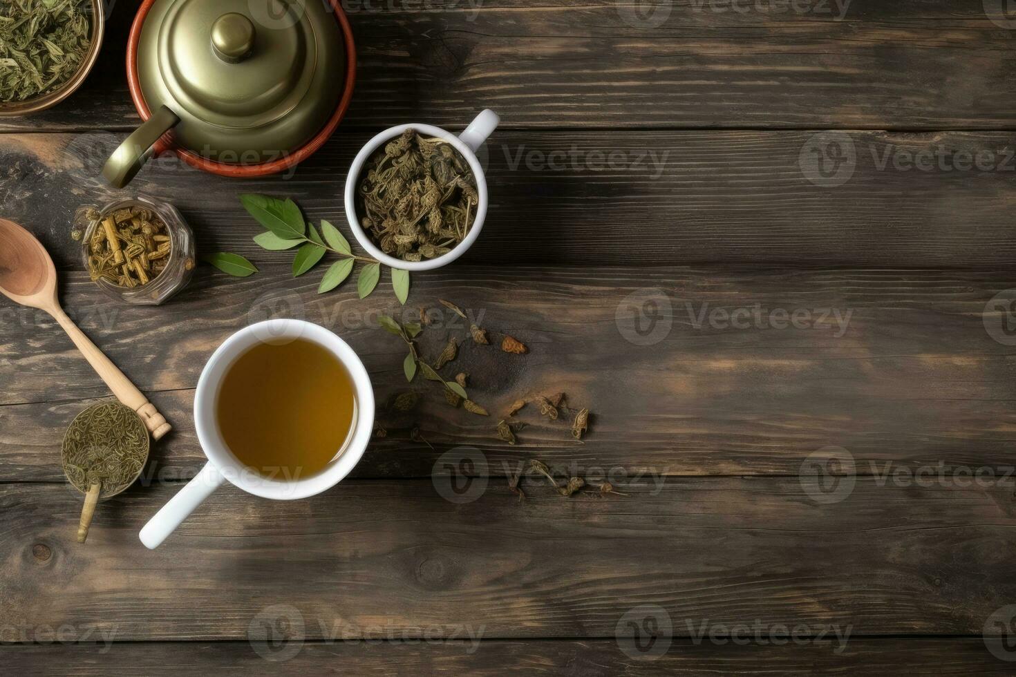 Tasse von Tee mit Teekanne, organisch Grün Tee Blätter und getrocknet Kräuter auf hölzern Tabelle oben Aussicht mit Kopieren Raum foto