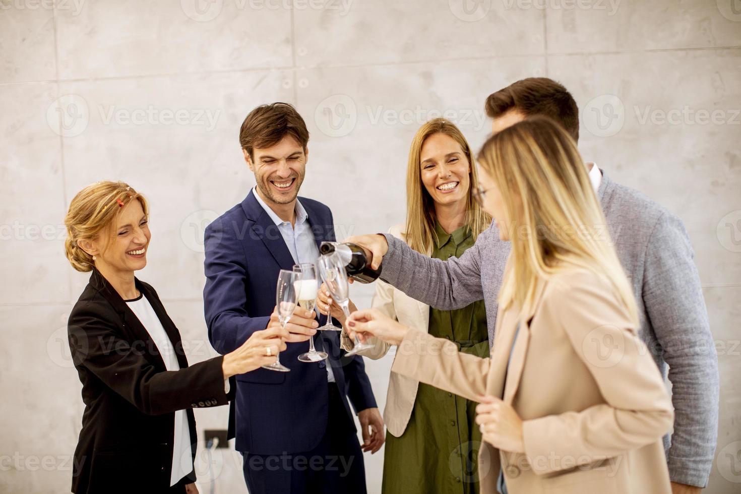 Profis feiern mit Champagner foto