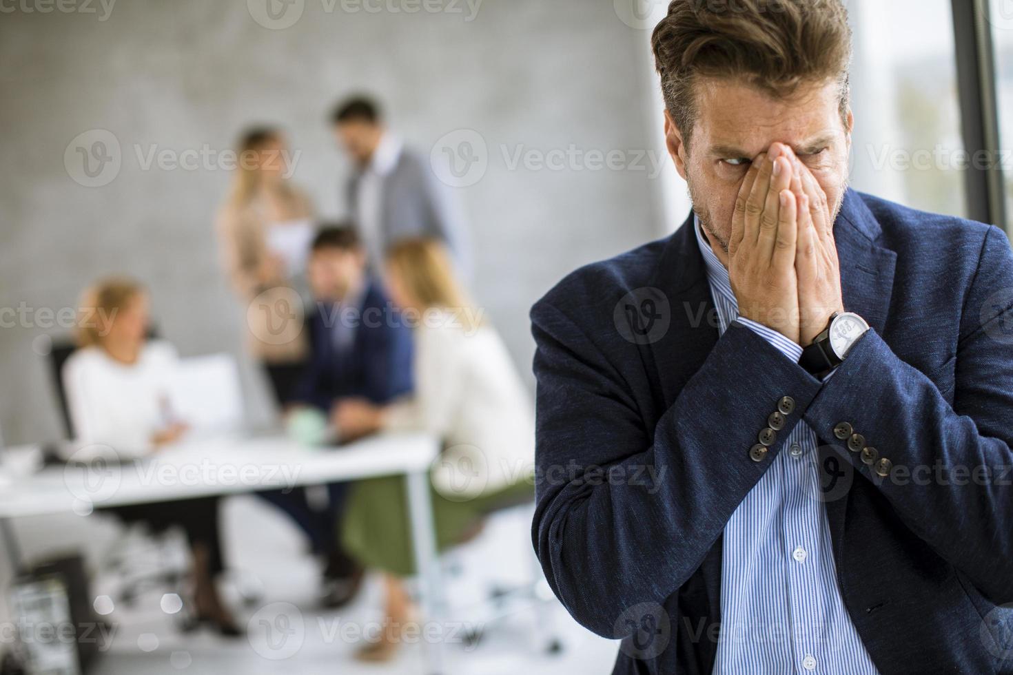 wütender Mann vor dem Team foto