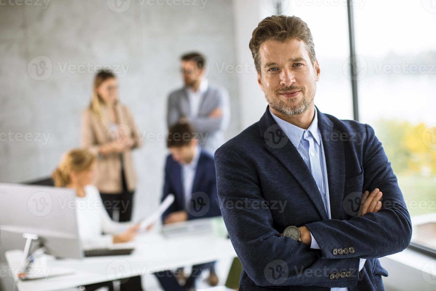 Mann posierte vor dem Team foto