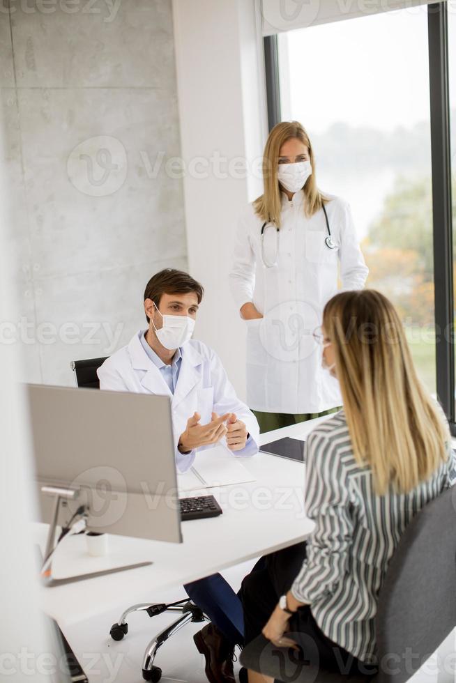 Ärzte treffen sich mit Patienten mit Masken foto