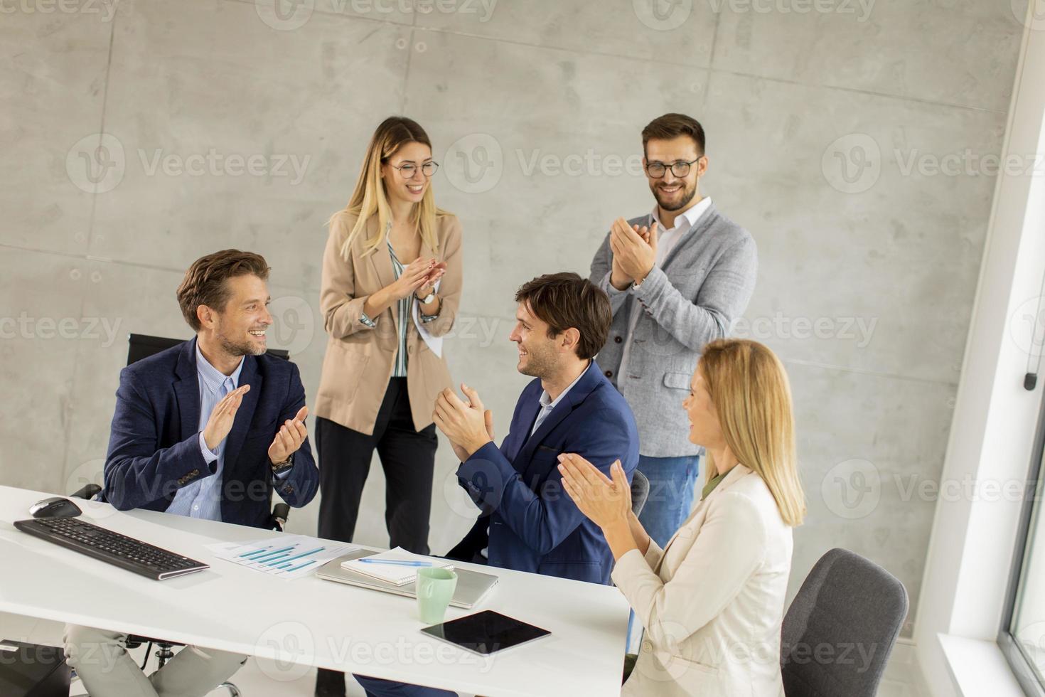 Gruppe von Geschäftsleuten klatschen foto