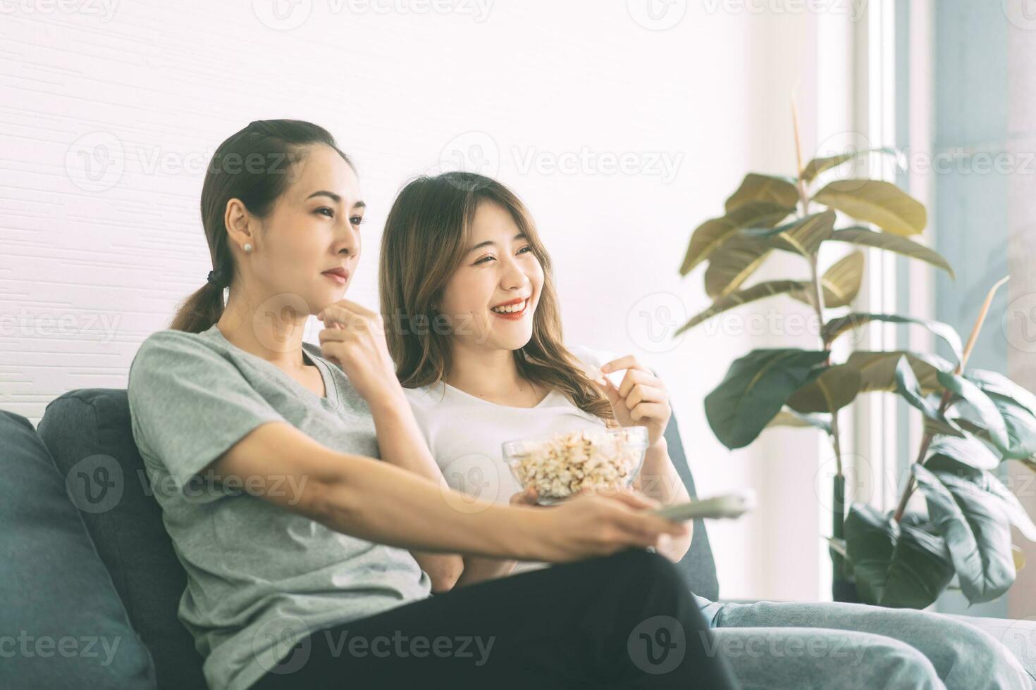 zwei jung asiatisch Frau Paar Leben zusammen auf Sofa beim Zuhause oder Wohnung foto