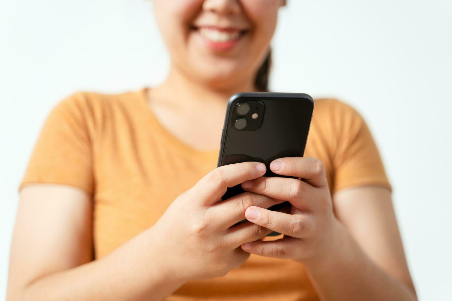 junge asiatische Frau mit Smartphone-Schreiben, Chat-Gespräch. soziales Netzwerk, Technologiekonzept foto