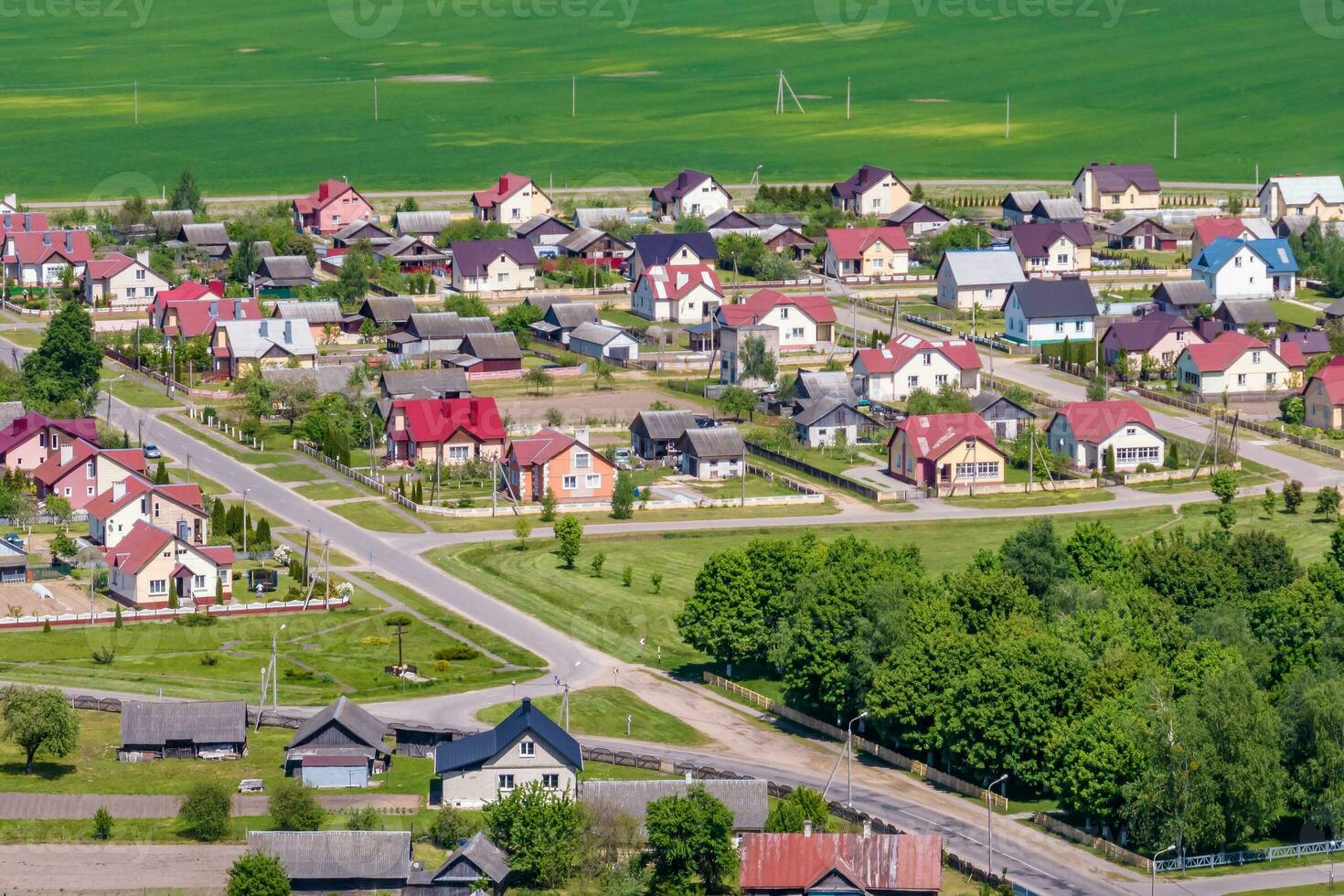 Panorama- Antenne Aussicht von ein klein städtischer Typ Siedlung mit rot Dächer foto
