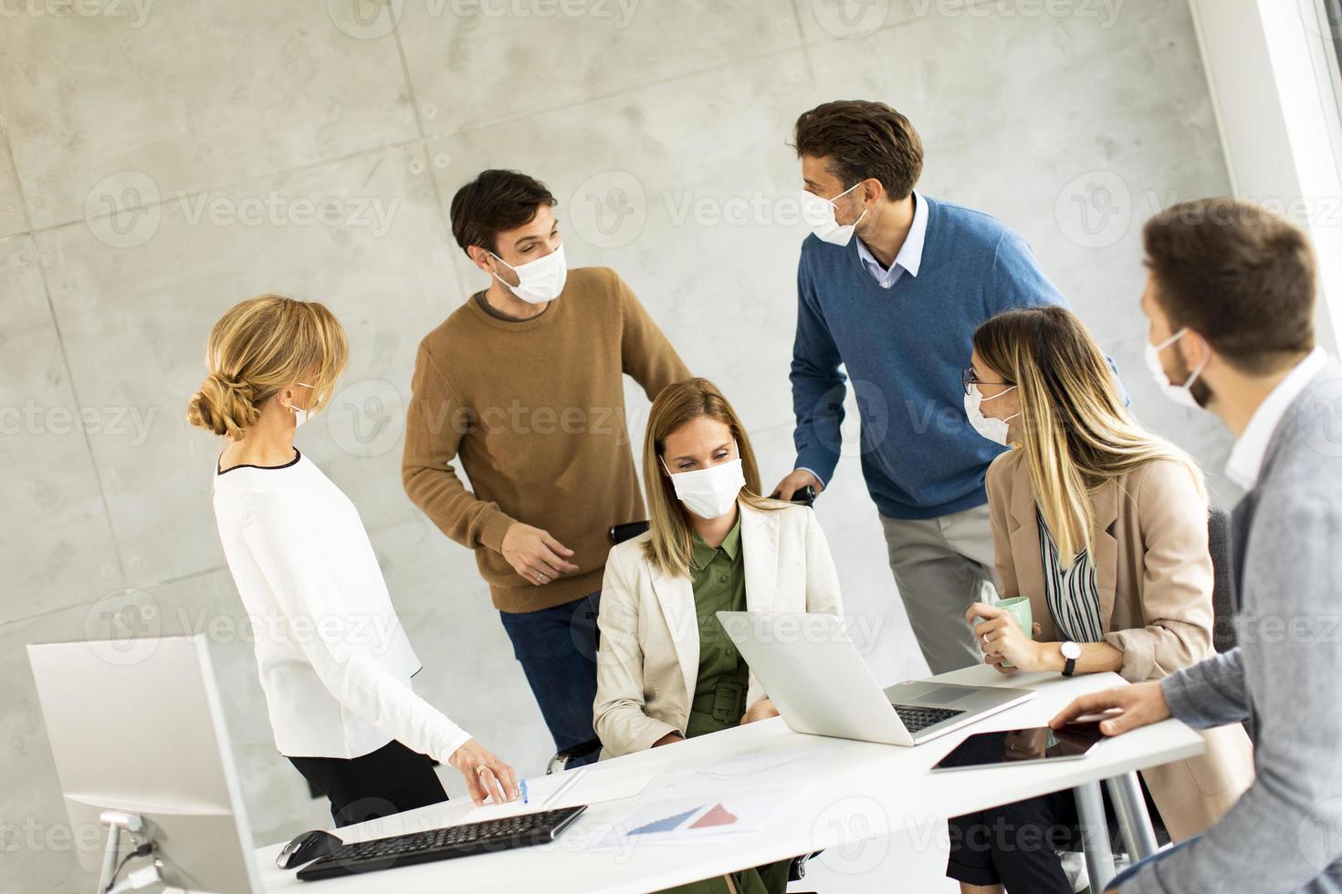 professionelles Team mit Masken auf foto