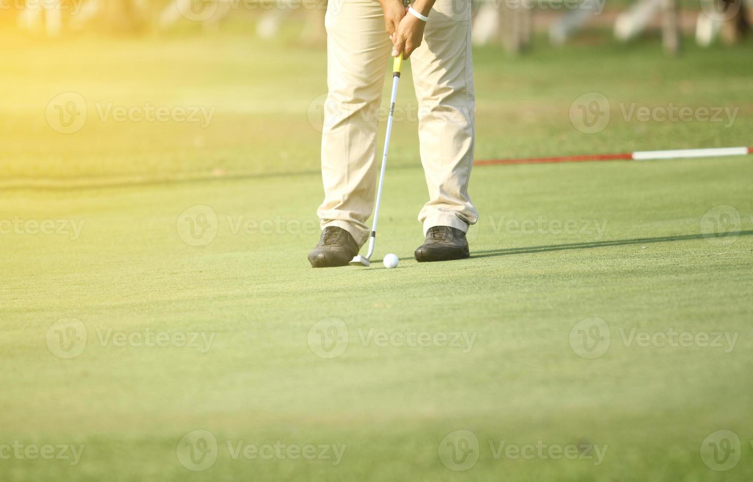 Mann auf Golfplatz setzen foto