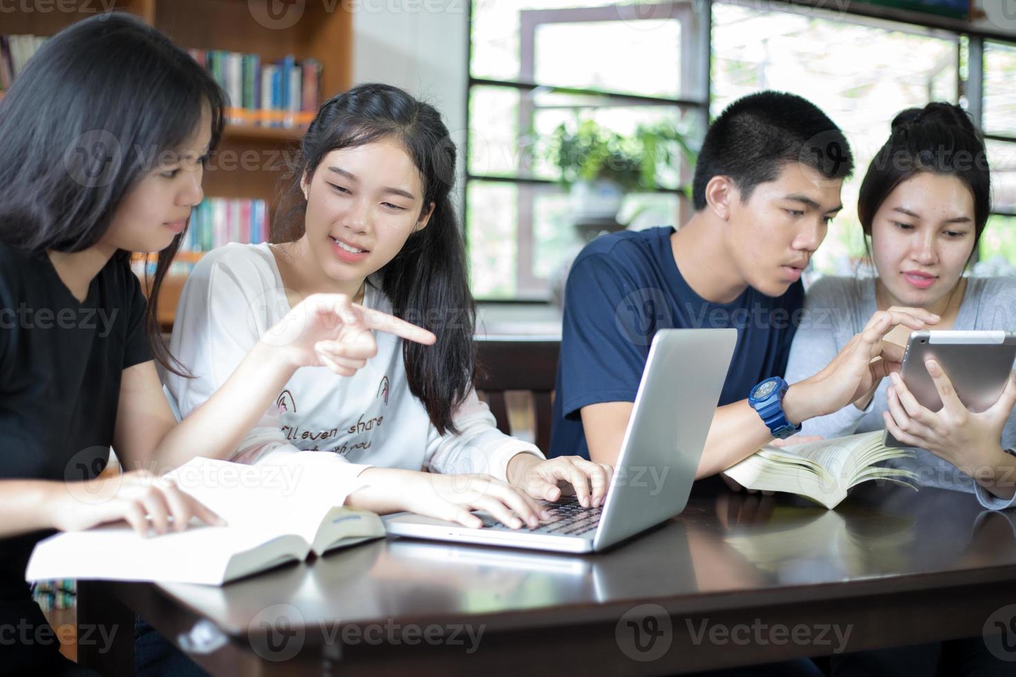 Gruppe von Studenten studieren foto