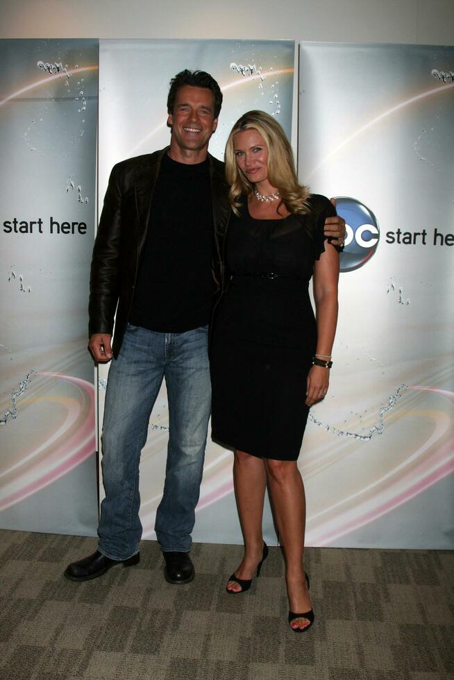 David James elliott Natascha Henne beim das Disney ABC Fernsehen Gruppe Sommer- Drücken Sie Junket beim das ABC Büros im Burbank ca. auf kann 29 2009 foto