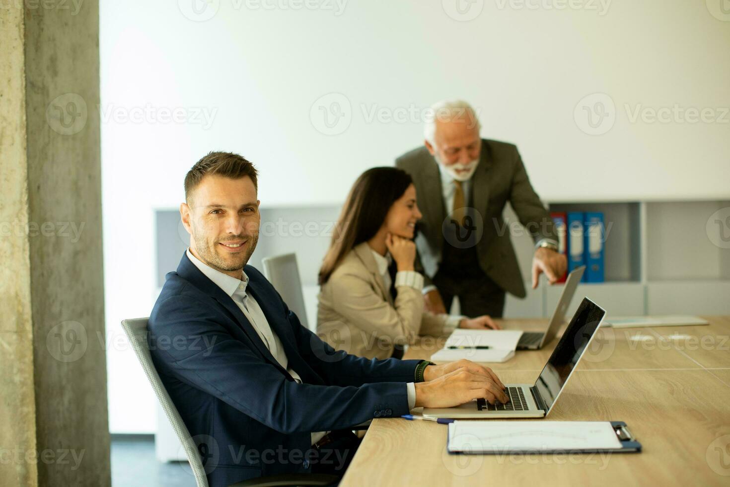 jung Geschäft Mann mit Laptop Computer im das Büro foto