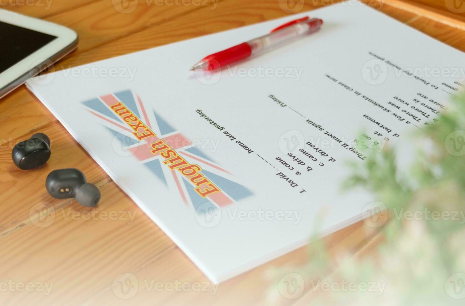 Englisch Prüfung mit rot Stift und Tab auf hölzern Schreibtisch foto
