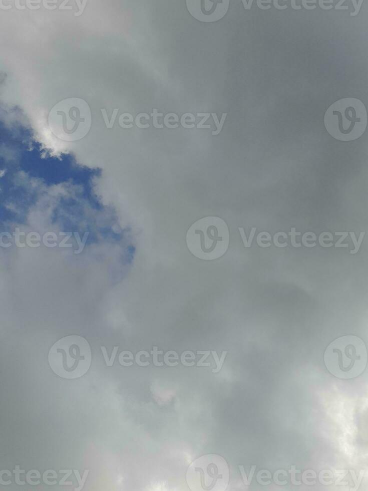 schöne weiße Wolken auf tiefblauem Himmelshintergrund. Große, helle, weiche, flauschige Wolken bedecken den gesamten blauen Himmel. foto