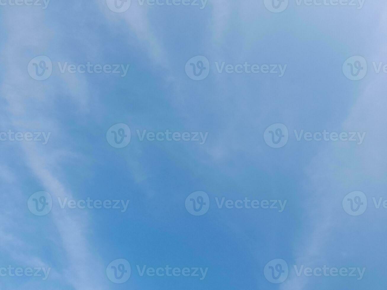 das Weiß Wolken auf das Blau Himmel sind perfekt zum das Hintergrund. Himmelslandschaft auf Lombok Insel, Indonesien foto