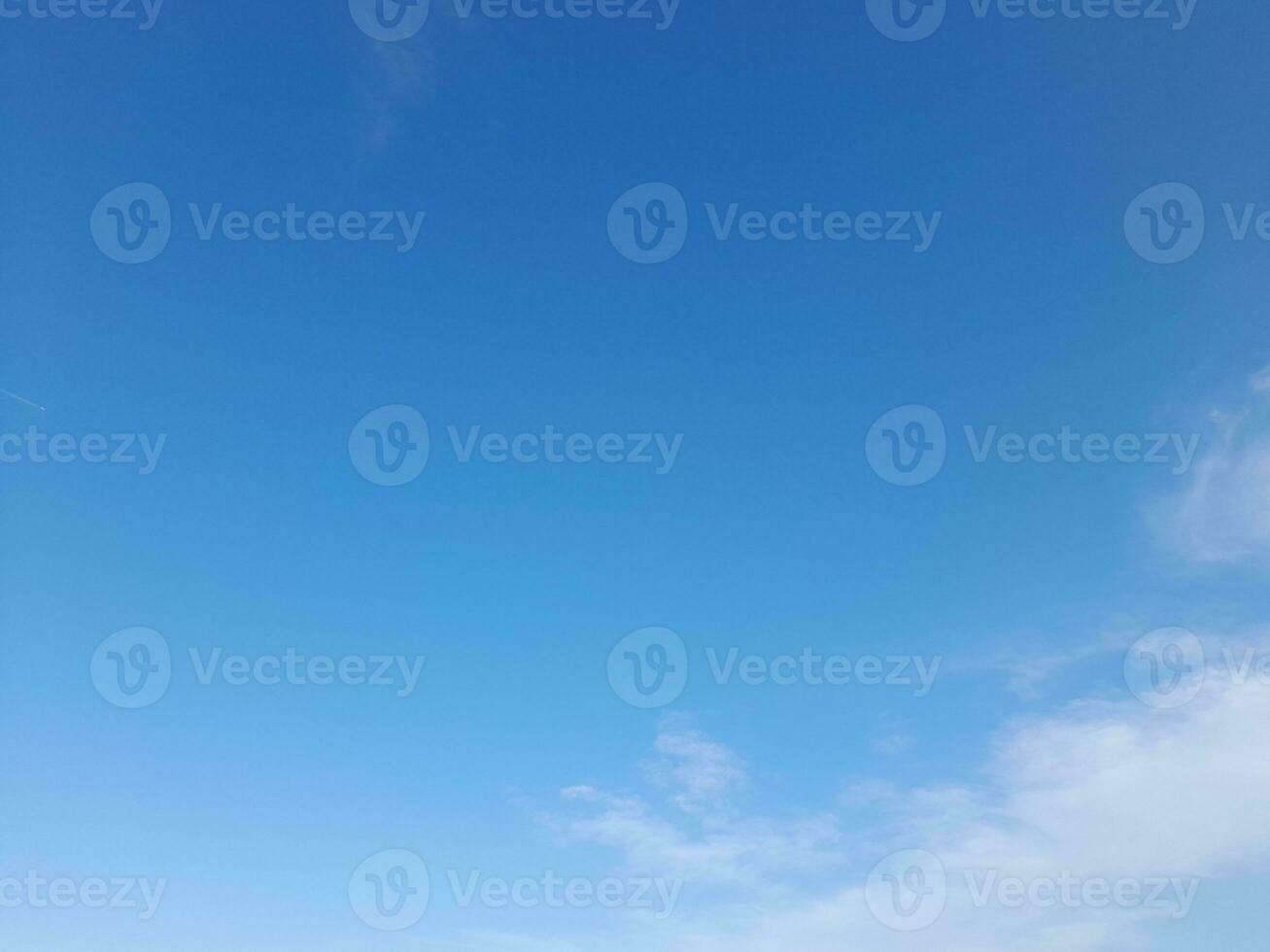 weiße Wolken am blauen Himmel. schöner hellblauer Hintergrund. leicht bewölkt, gutes Wetter. lockige Wolken an einem sonnigen Tag. foto