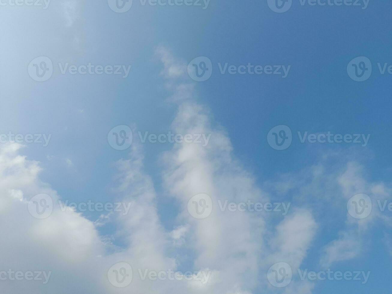 schöne weiße Wolken auf tiefblauem Himmelshintergrund. Große, helle, weiche, flauschige Wolken bedecken den gesamten blauen Himmel. foto