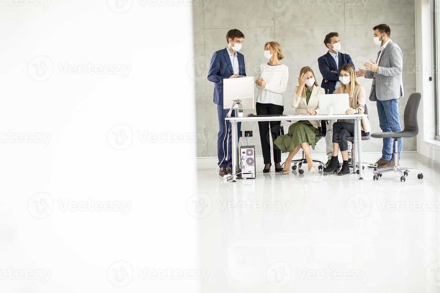 maskiertes Bürotreffen mit Kopierraum foto