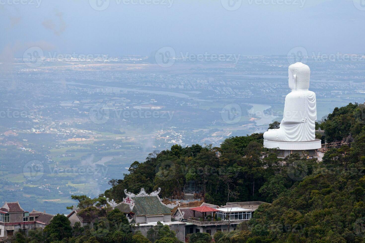 Buddha-Statue an der Linh-ung-Pagode in Ba Na Hills foto