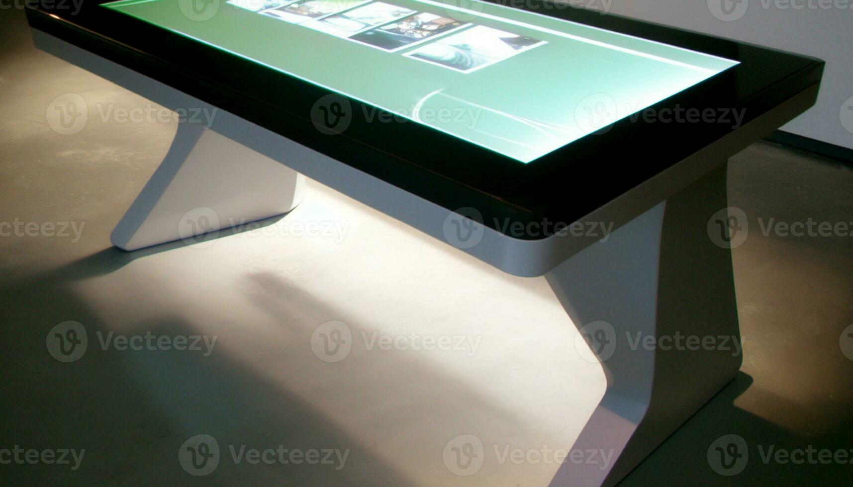 Digital Medien Bildschirm modern Tafel, Schild zum Werbung Design im ein Einkaufen Center, Galerie. Attrappe, Lehrmodell, Simulation, Attrappe, Lehrmodell, Simulation, spotten oben mit verschwommen Hintergrund, Digital Kiosk foto