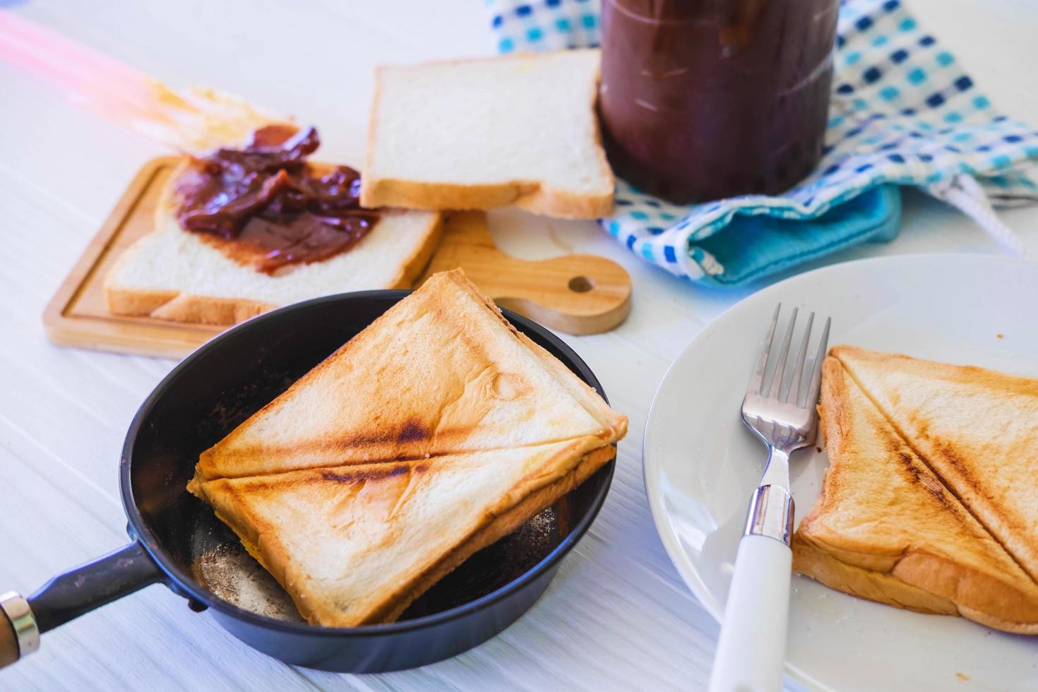 Gebratenes Toastbrot aus einem Edelstahl-Toaster in einer Wohnküche. foto