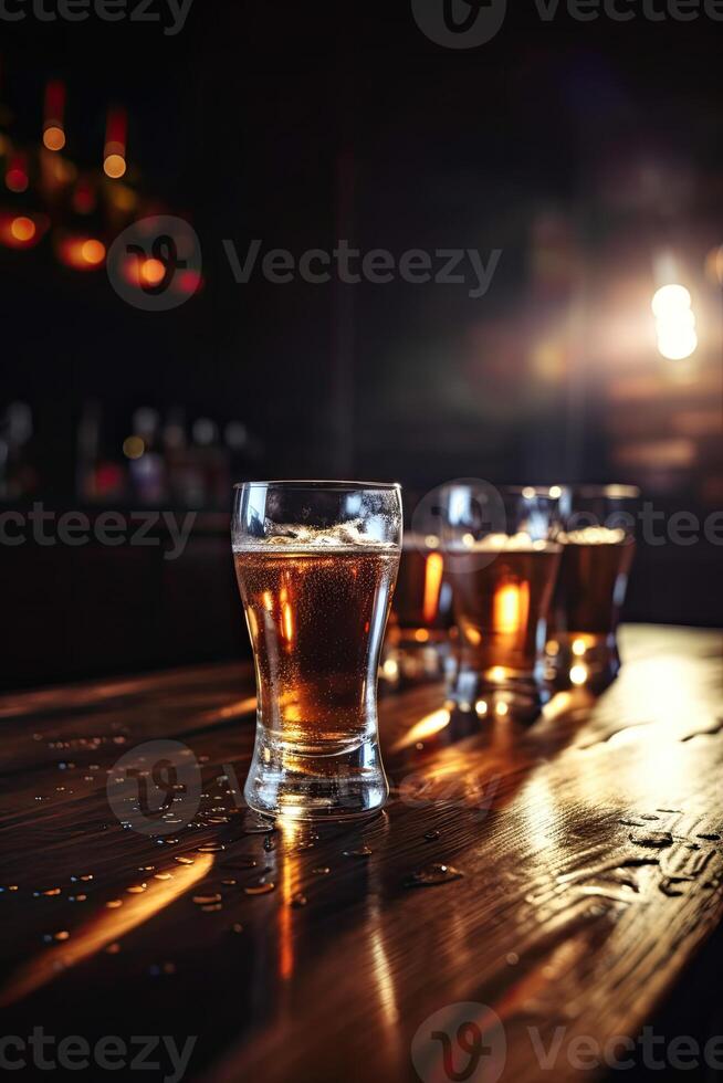 kalt Bier oder Whiskey Brille mit Kondensation auf hölzern Tisch. verschwommen Innere von Kneipe beim das Hintergrund. generativ ai. foto