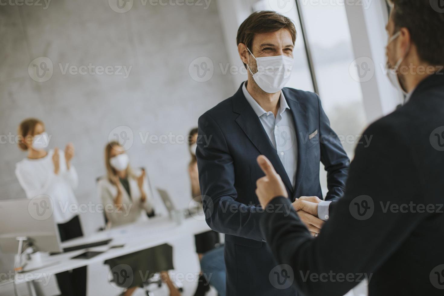 zwei maskierte Geschäftsleute treffen sich foto