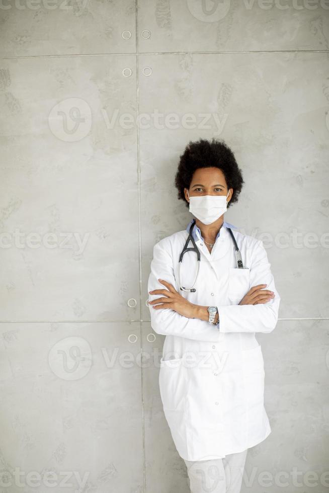 vertikale Ansicht eines maskierten Arztes foto