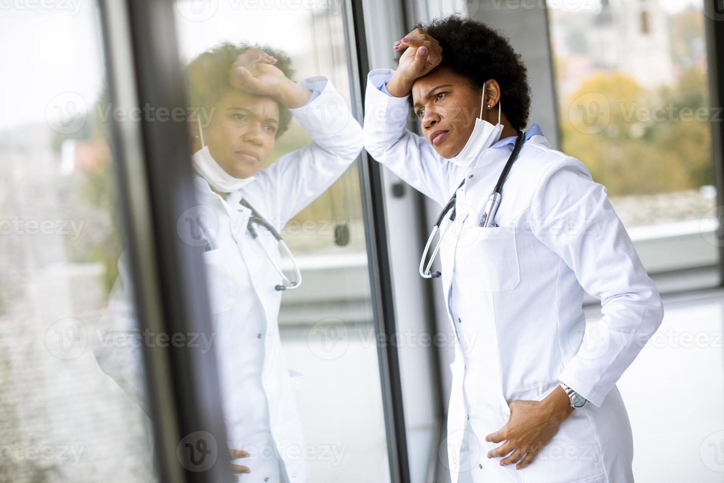 gestresster Arzt schaut aus dem Fenster foto