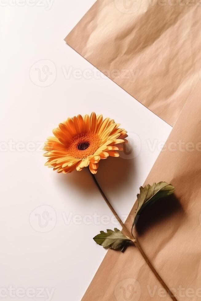 oben Aussicht von leer Weiß Papier Attrappe, Lehrmodell, Simulation mit schön Gänseblümchen Blumen- auf Kraft Papier Hintergrund. generativ ai. foto