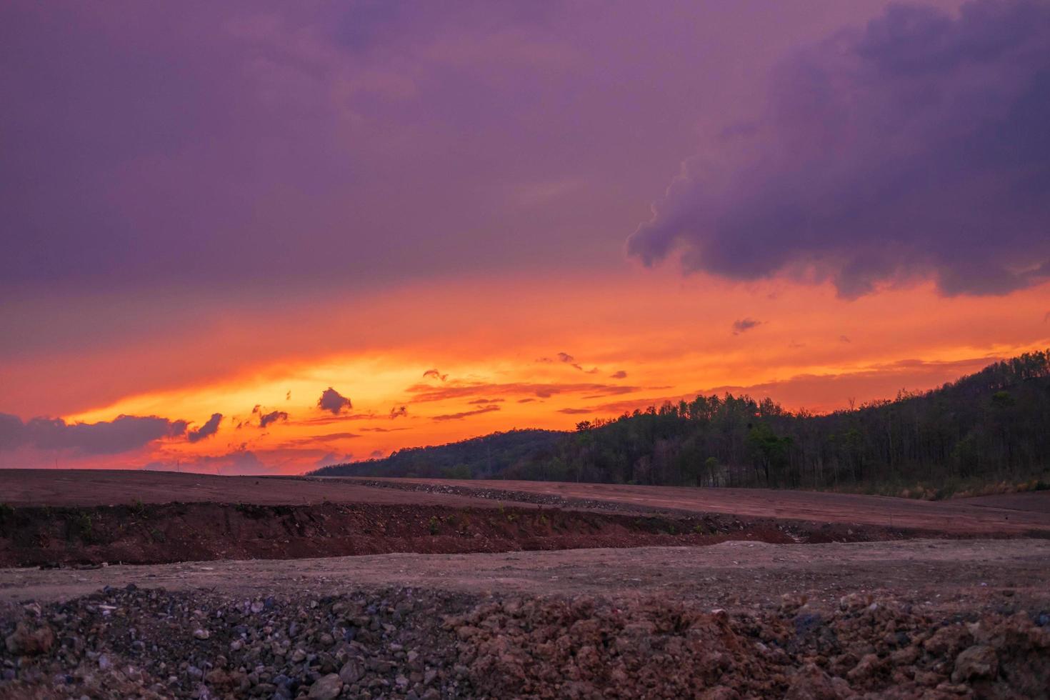 Blick auf die Berge und Sonnenuntergang. foto