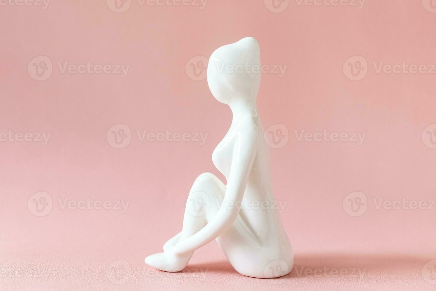 Keramik Yoga Figur von Frau tun Yoga Pose auf Rosa Hintergrund foto