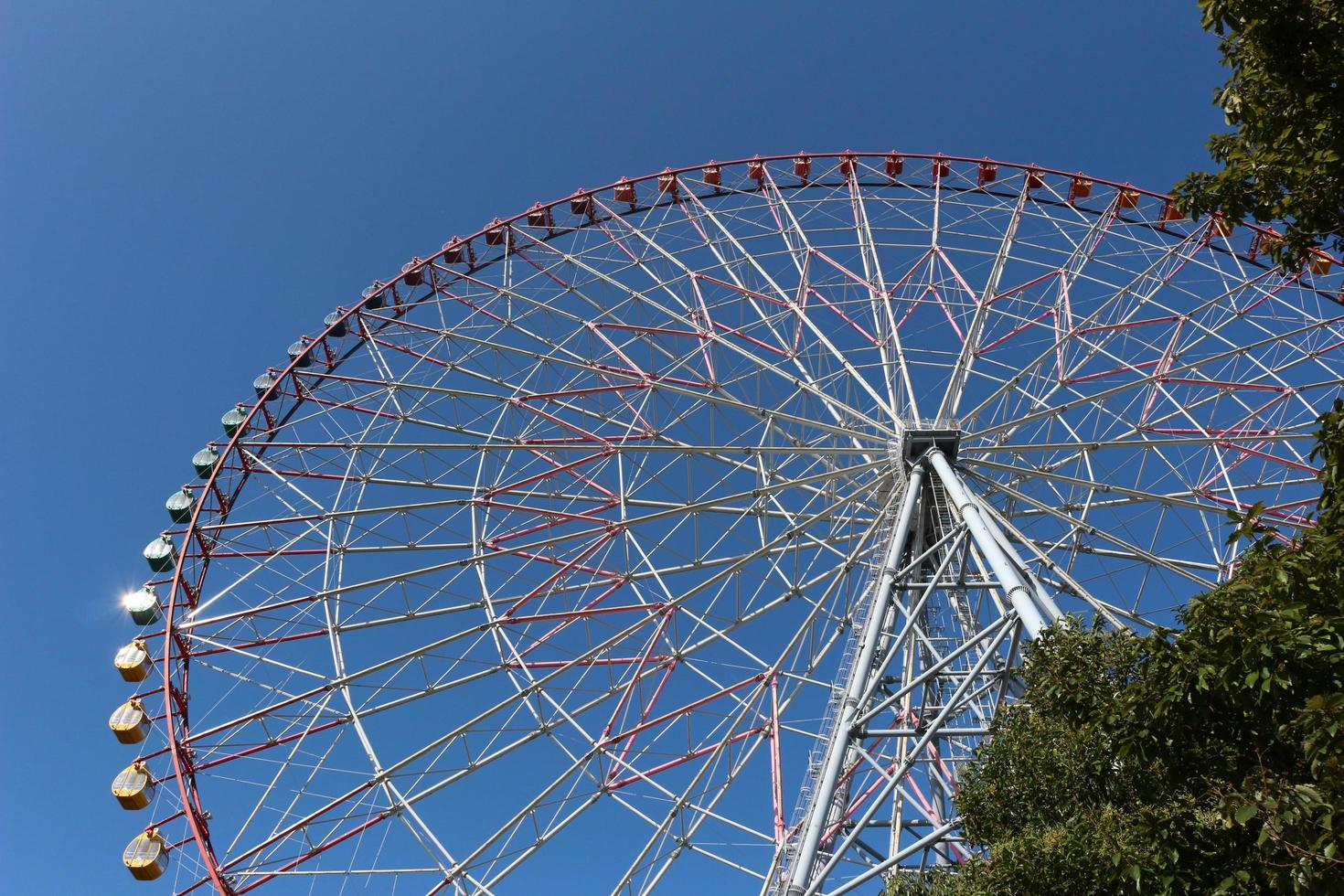 Riesenrad mit blauem Himmel im Vergnügungspark foto